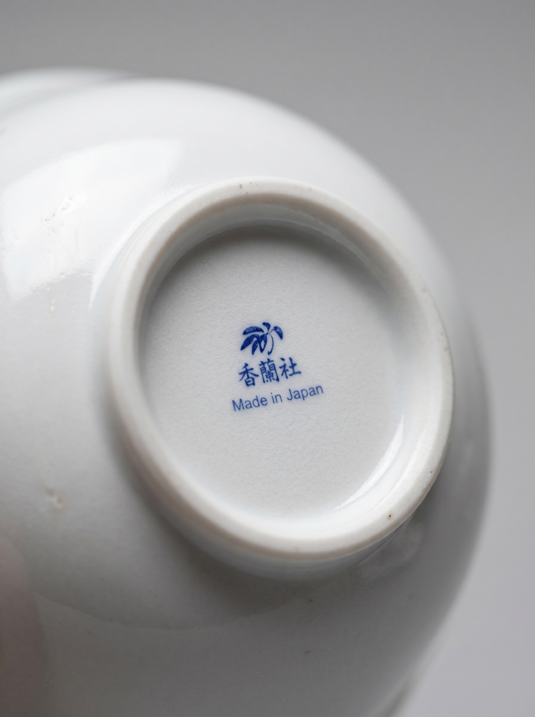 the bottom of koransha shallow plate showcasing the original marking